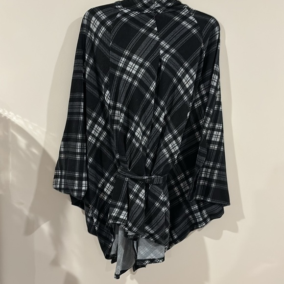 Ashley Stewart Black White Plaid Cape Shawl Size 12 - Picture 7 of 8